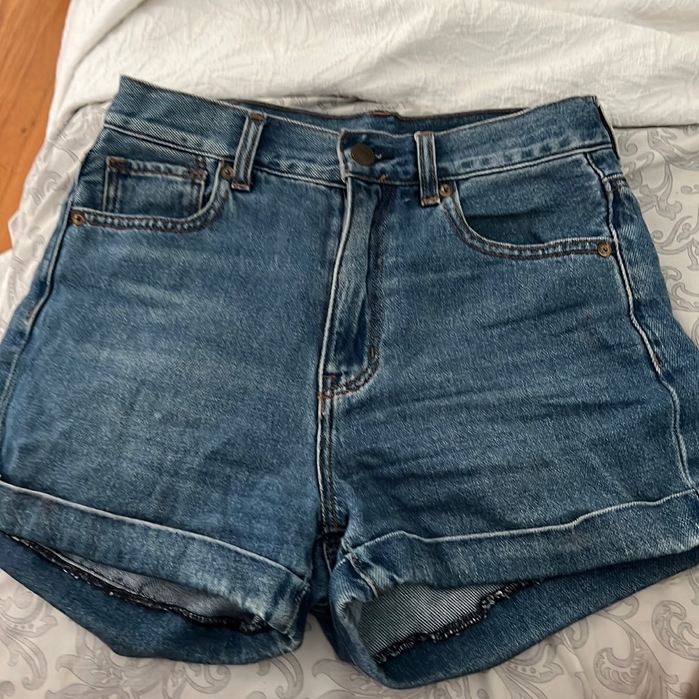 Women American eagle stretchy jean shorts not sold anymore women size 2 & fits 4